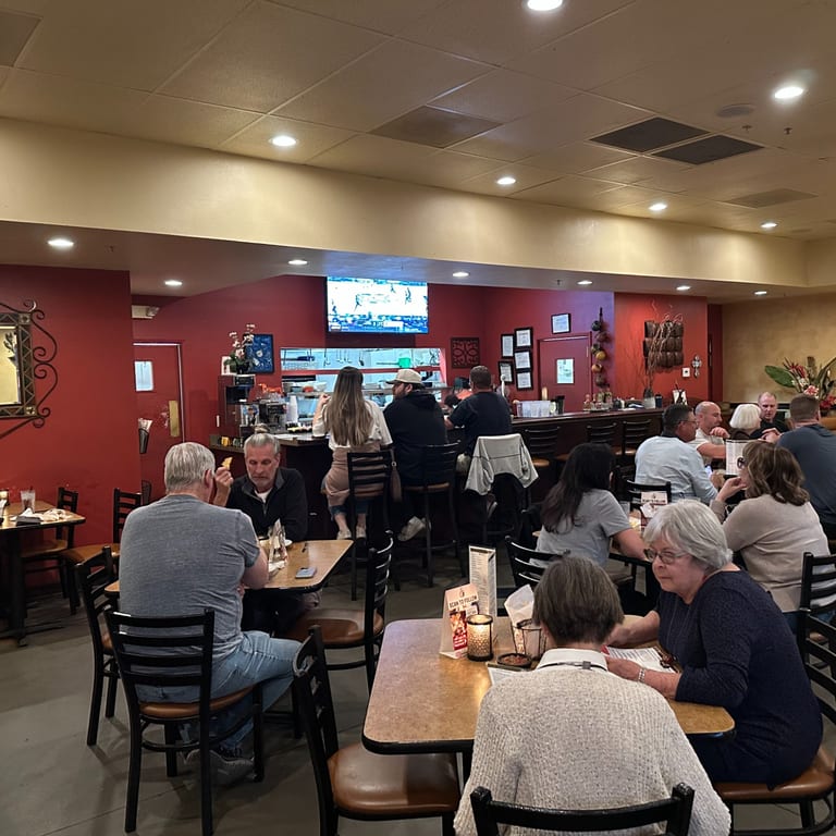 A Warm and Inviting Atmosphere 🍽️👨‍👩‍👧